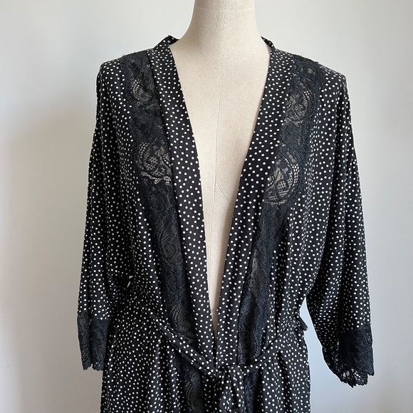 In Bloom - Black & White Polka Dots Belted Robe - Picture 3 of 10